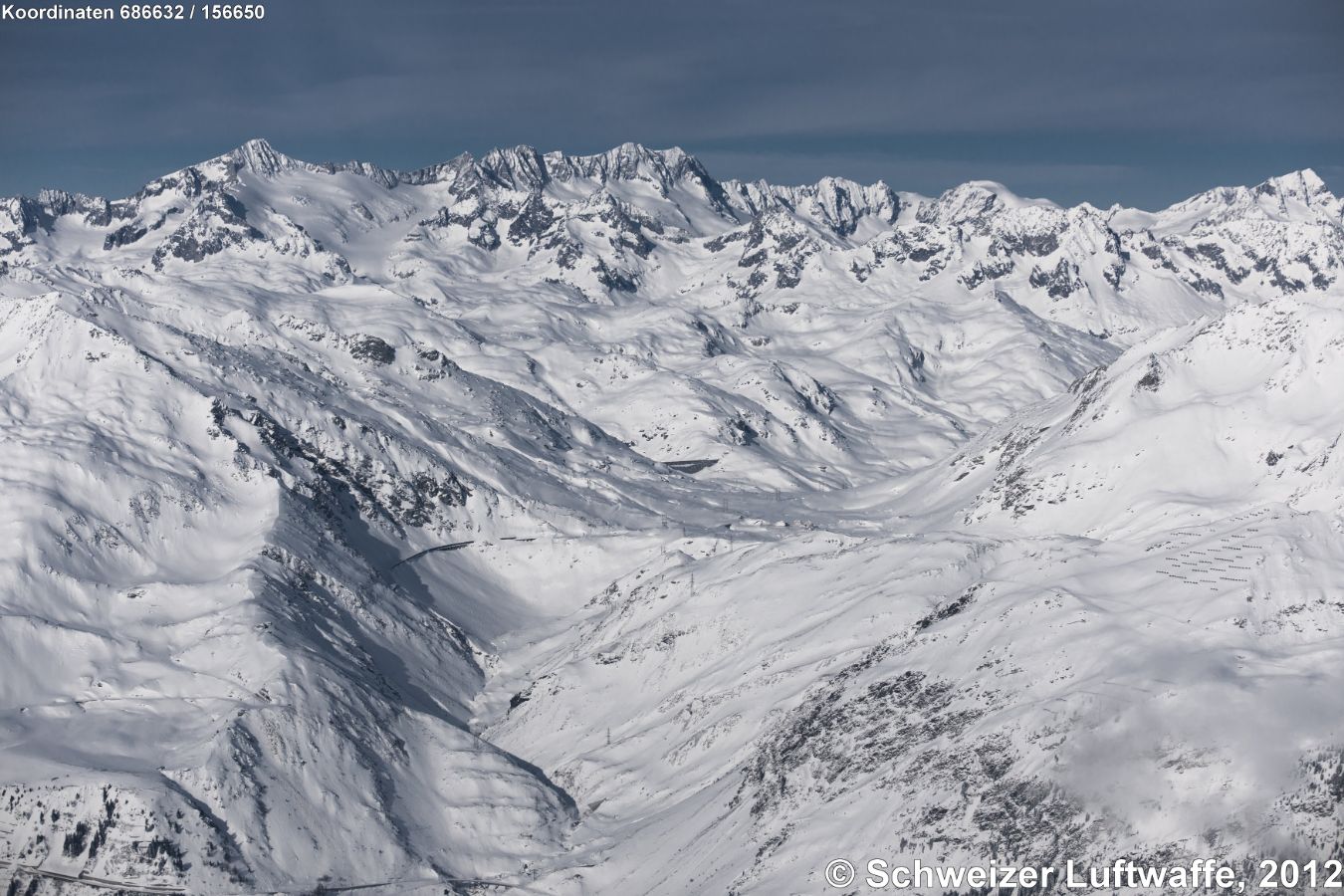 Gotthard, Blick gegen Norden. Piz Fibbia (links) und Monte Prosa (rechts). Im Bildzentrum: Gotthard-Hospiz mit Lucendro-Stausee. Vorne: Tremola